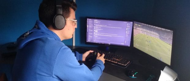 Darío jugando